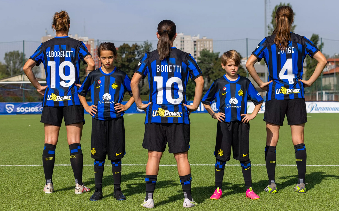 Ragazze con maglia di squadra di calcio