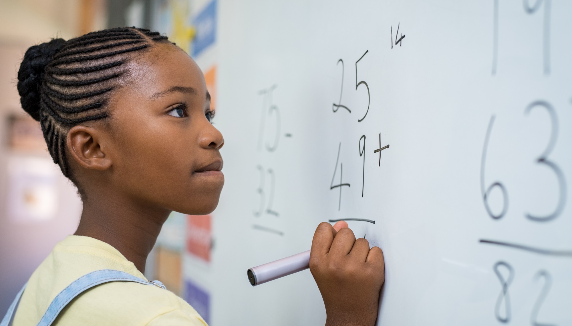 Bambina risolve operazione matematica