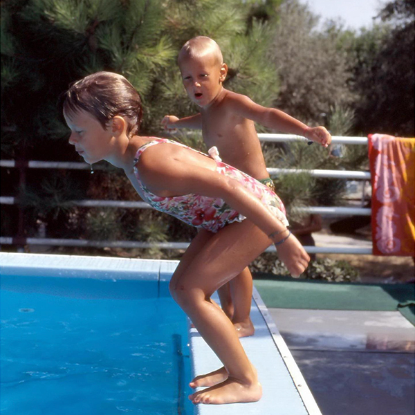 Bimbi che si tuffano