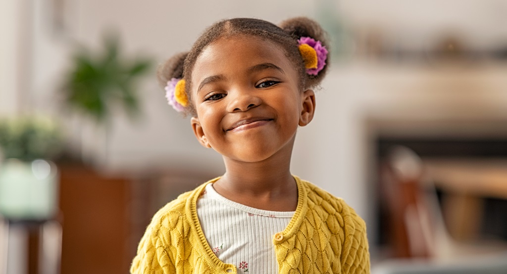 Bambina sorridente a casa